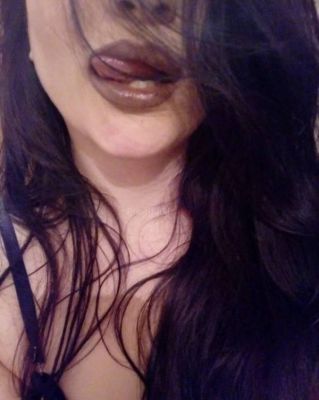 Азиза, 26 лет — госпожа со страпоном