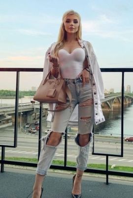 Эскортница Лэйла Арбат (вес: 54 кг) с большой грудью